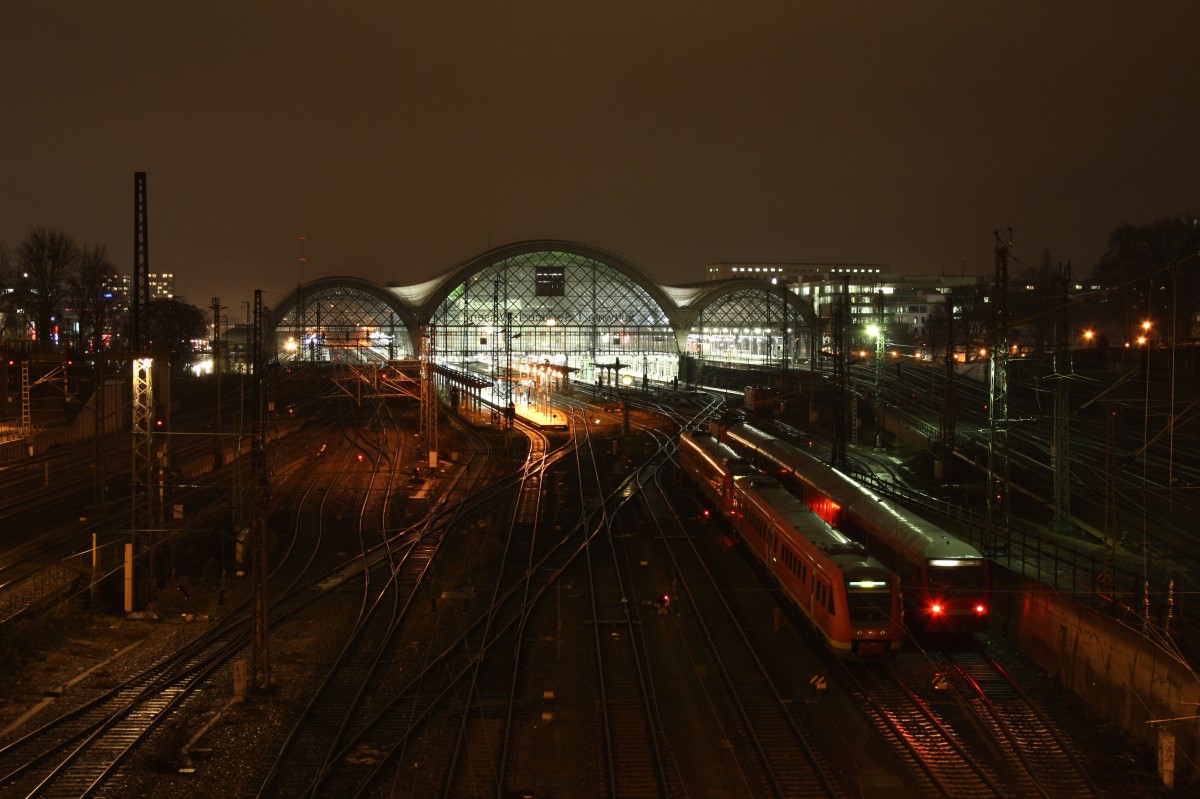 Blick ber einen sehr ruhigen Dresdner Hbf am Abend; die in der Abstellanlage zu sehenden Fahrzeuge der Baureihe 612 werden in den nchsten Jahren fast vollstndig aus Elbflorenz verschwinden, die Flachmnner (A)By(z) und Steuerwagen BA482 auf der RE18 nach Cottbus sind es schon; Dresden Hbf, 18.12.2012.