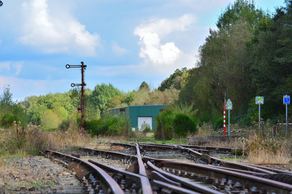 Blick über die EWeichenstraße im ehemaligen Bahnhof Raeren. Die Strecke ist betrieblich gesperrt und daher sind keine Fahrten möglich. Die Strecke wird von einem Verein gehalten und gepflegt. 

Raeren 08.10.2016