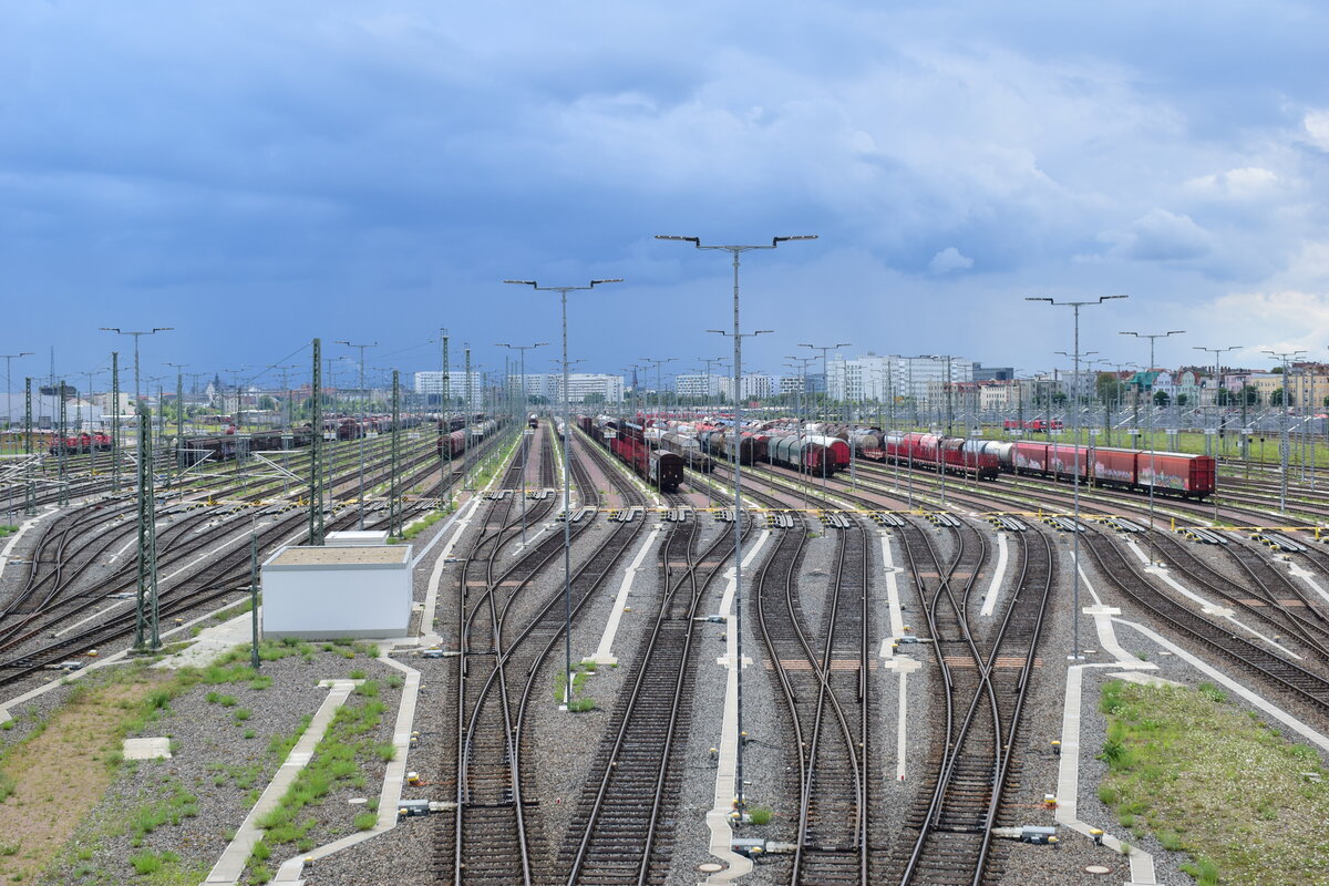 Blick über die gigantische Zugbildungsanlage in Halle. Im Hintergrund ergießt sich gerade ein starker Regen.

Halle 06.08.2021