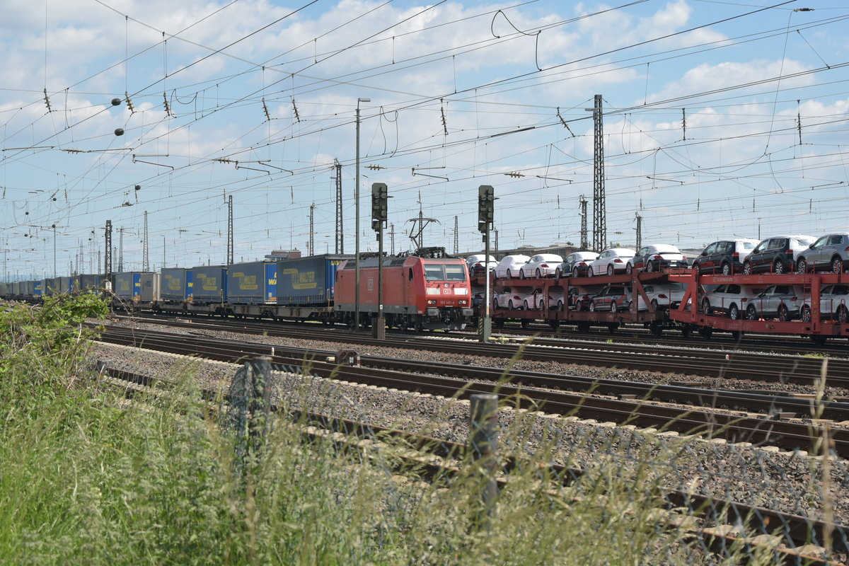 Blick über die Gütergleise in Bischofsheim, mit einem Walther Klv steht hier die 185 148-4 an Vatertag 2017.