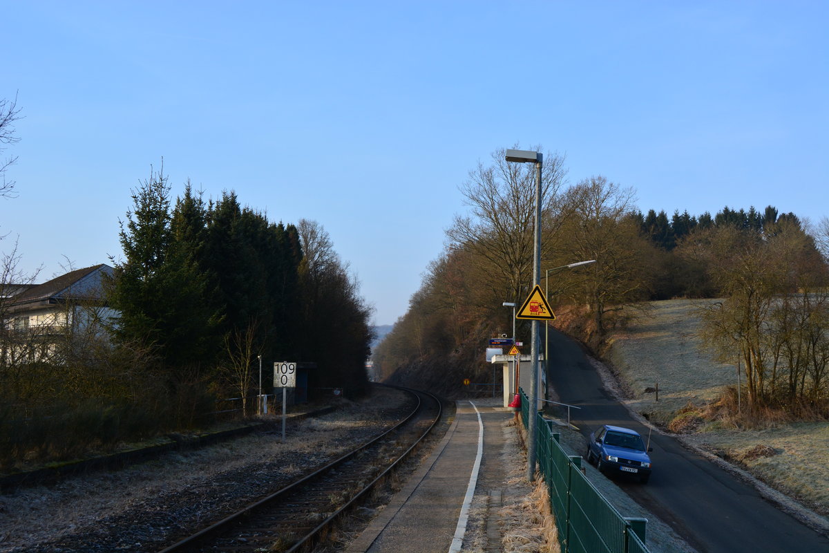 Blick über den Haltepunkt Holzhausen. Hier sieht man gut das die Strecke mal 2gleisig ausgebaut war. In den 80er Jahren wurde bereits überlegt diesen Abschnitt zwischen Würgendorf und Haiger stillzulegen.

Holzhausen 25.03.2018