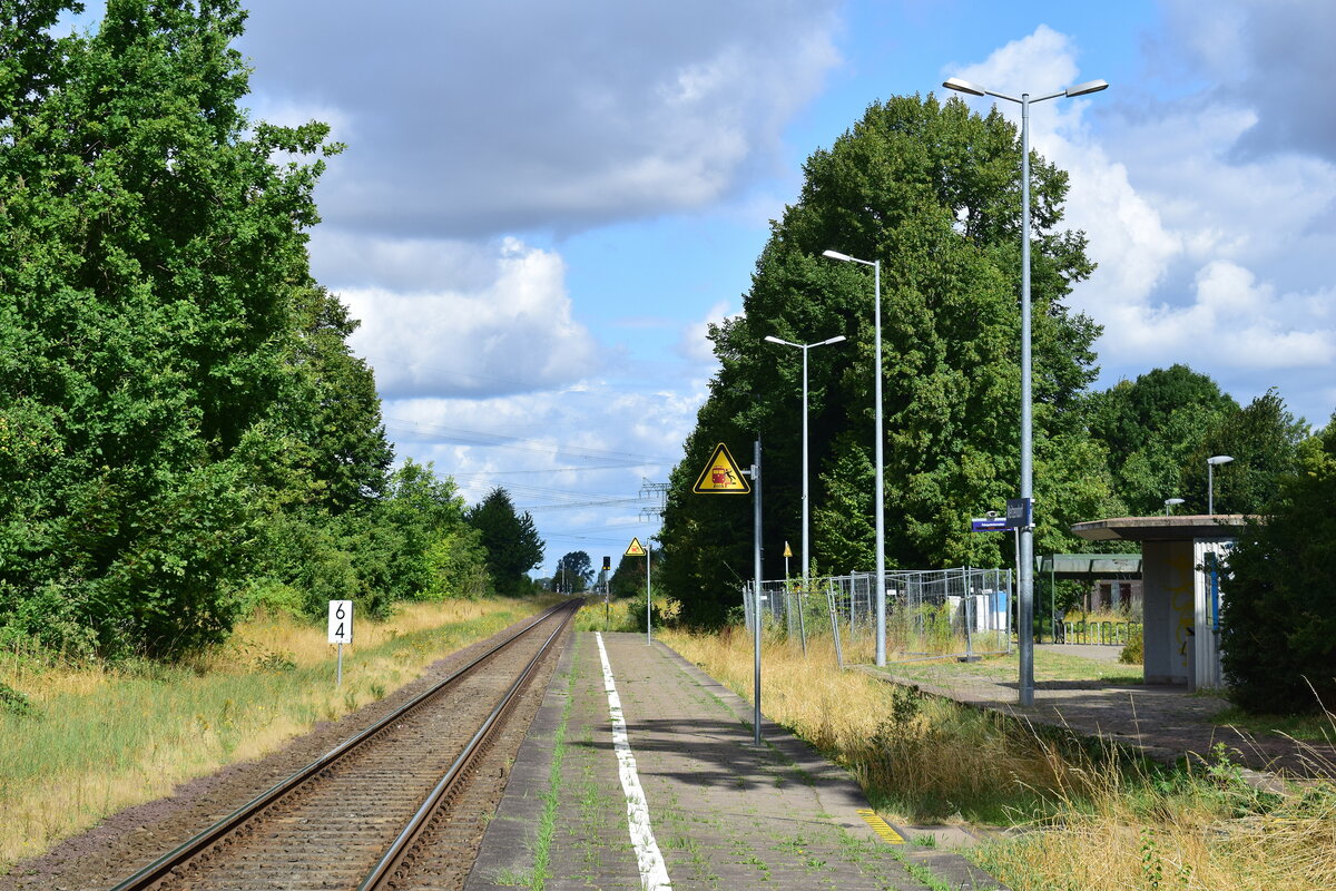 Blick über den heutigen Haltepunkt Meitzendorf. Einst war Meitzendorf ein Bahnhof samt Bahnhofsgebäude. Heute zeugt noch das ehemalige Gleis 1 davon. Das Empfangsgebäude wurde abgerissen.

Meitzendorf 02.08.2021