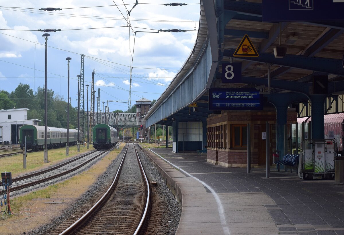 Blick über den leeren Bahnsteig 8 in Zwickau. Links stellt Press noch ihre Reisezugwagen ab.

Zwickau 28.07.2023