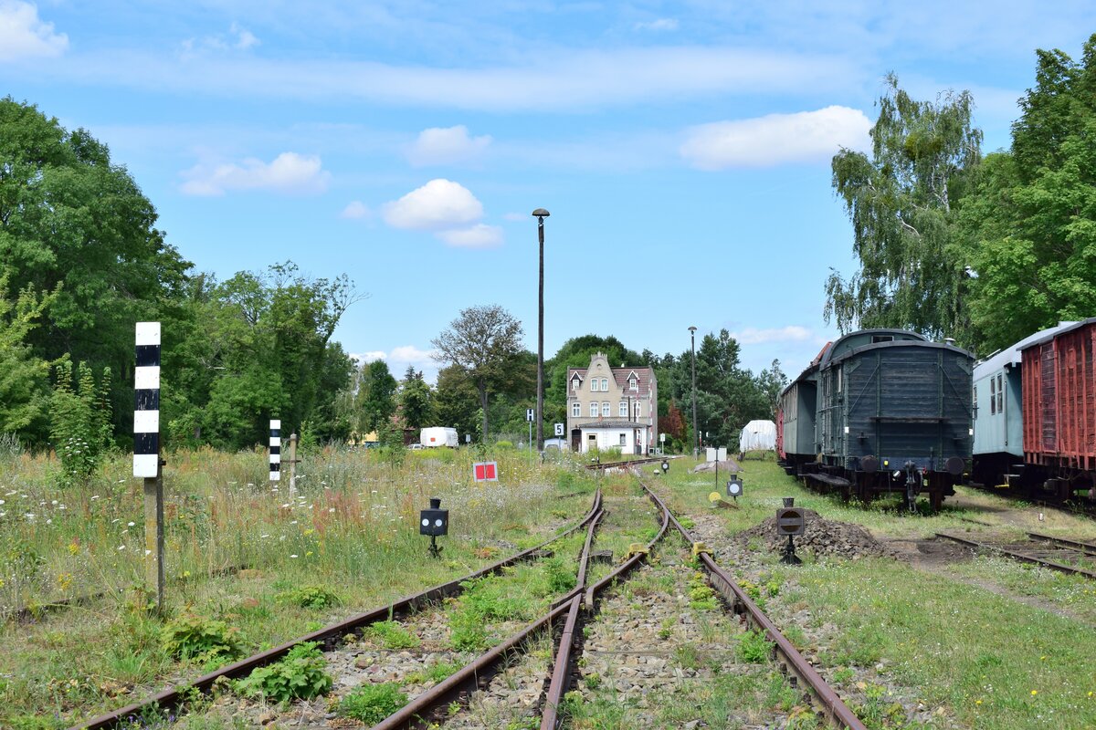 Blick über die Museumsgleise und die alten Wagen des Eisenbahnmuseums Loburg.

Loburg 23.07.2020