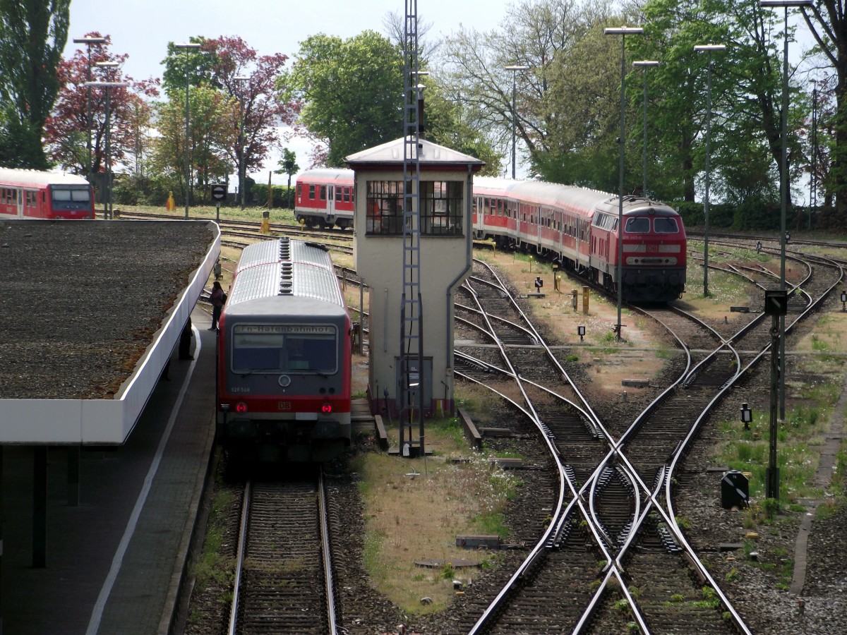 Blick über die nicht elektrifizierte Gleise des Lindauer Bahnhofs, mit 628/928 548 und 218 443. (26.04.2014)