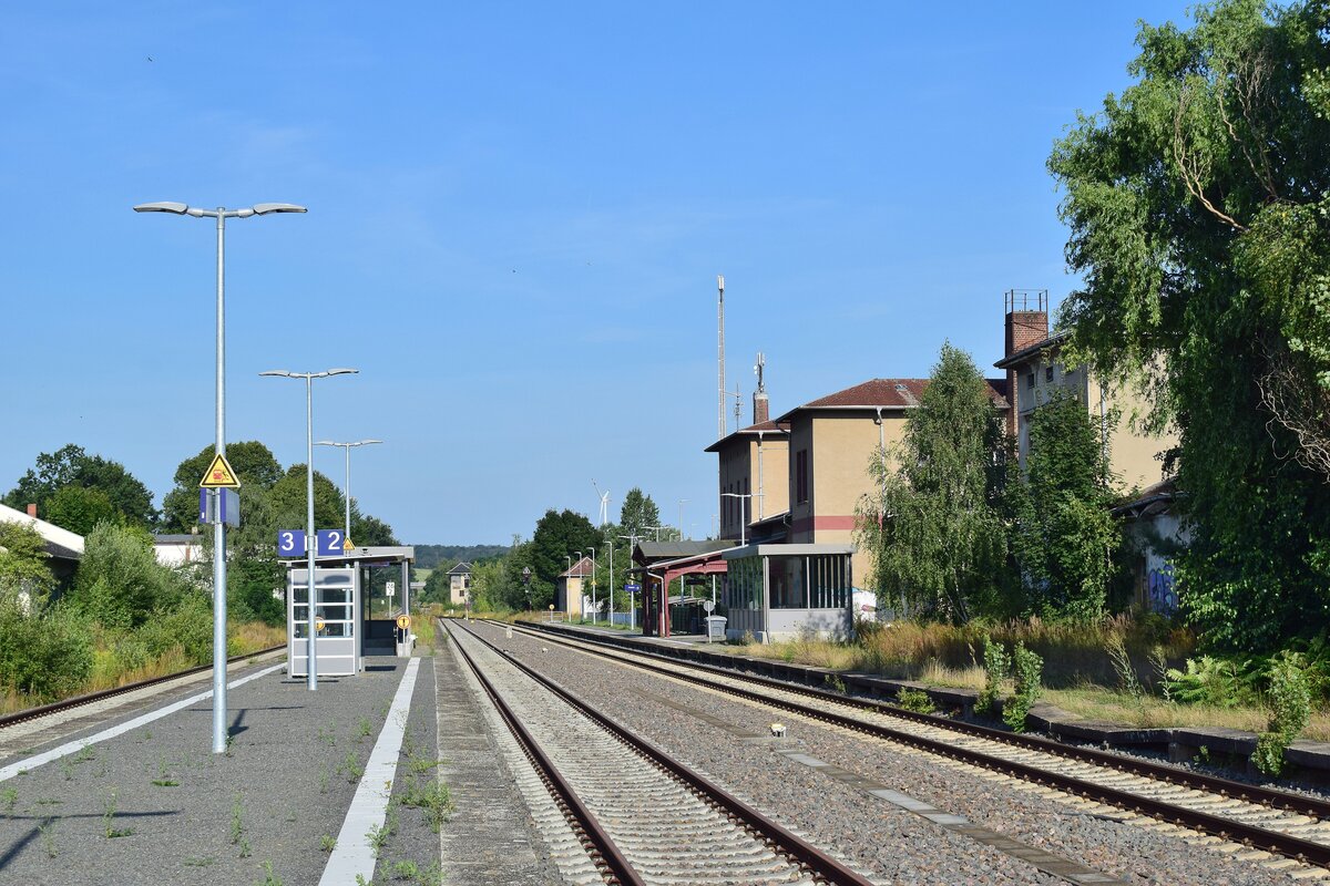 Blick über die noch aktiven Gleis und Bahnsteiganlagen in Großbothen. Der Bahnsteig Gleis 2 und 3 wurde in den letzten Jahren erneuert. Die RB110 hält planmäßig nur auf Gleis 1. Gleis 2 und 3 werden planmäßig nicht befahren.

Großbothen 12.08.2021