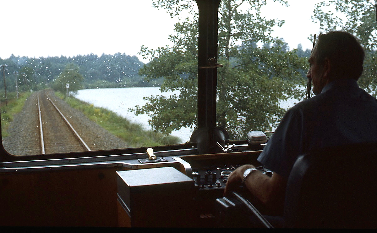 Blick über die Schulter des Triebwagenführers in einem VT 98 auf der Fahrt von Wiesau nach Tirschenreuth (15.07.1985)