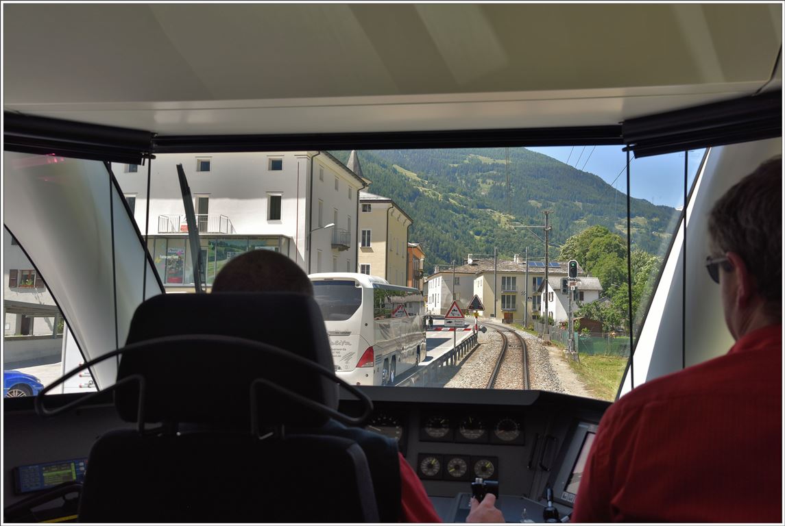 Blick über die Schultern im BerninaExpress 950. Wir nähern uns der Kirche Sant Antonio in Li Curt, wo sich die Bahn den Engpass mit der Strasse teilt. (28.06.2016)