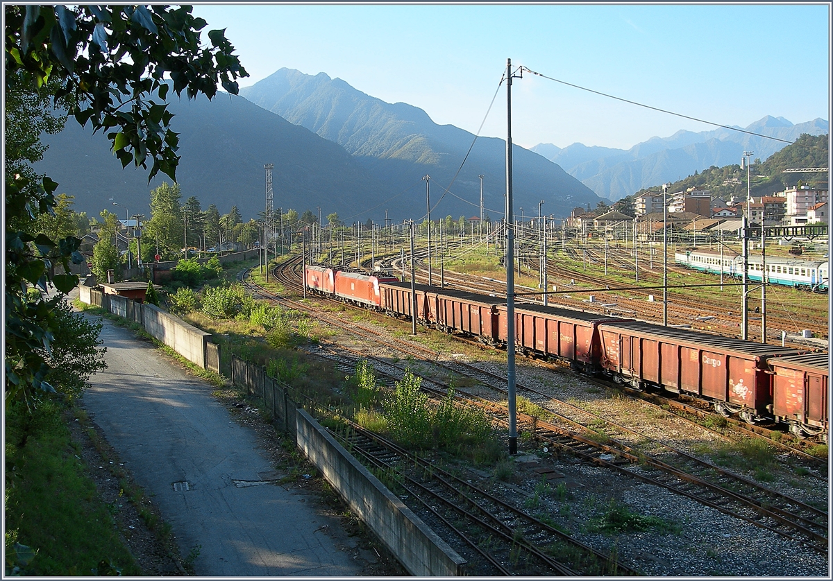 Blick über die seit Inbetriebnahme von Domo II größtenteils verwaisten Rangier- und Abstellanlage von Domodossola. Der von zwei DB AG E 185 gezogen Güterzug fährt über die mit 15 000 V AC 16 2/3 Hertz elektrifizierte Umfahrungsstrecke noch etwa 8 km weiter in den erwähnten Rangierbahnhof Domo II. 10. September 2007