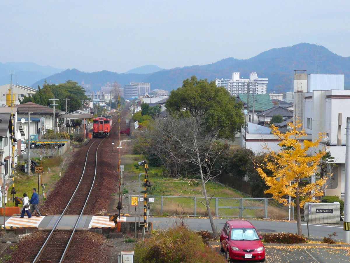 Blick über das Städtchen Yuda Onsen, noch in den Herbstfarben am 2.Dezember 2010. Am Bahnhof steht KIHA 40 2122.   