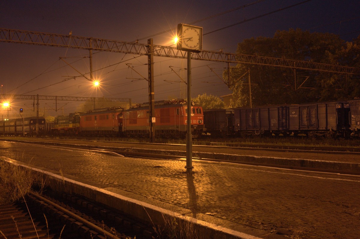 Blick über das südöstliche Gleisvorfeld von Wegliniec. Die beiden E-Lokomotiven gehören zur DB. 20.09.2014  19:44 Uhr.
