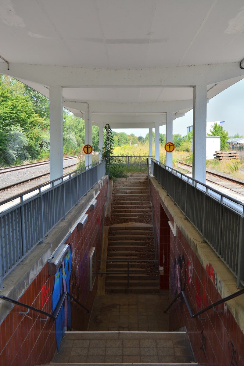 Blick über den Treppenabgang. Durch die Bahnsteigkürzung ist die zweite Treppe überflüssig geworden.

Mücheln 07.08.2018