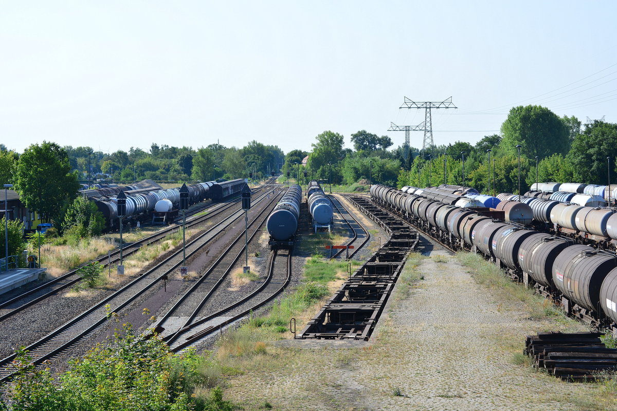 Blick über die unzähligen abgetsellten Güterwagen in Brandenburg Altstadt.

Brandenburg 23.07.2018
