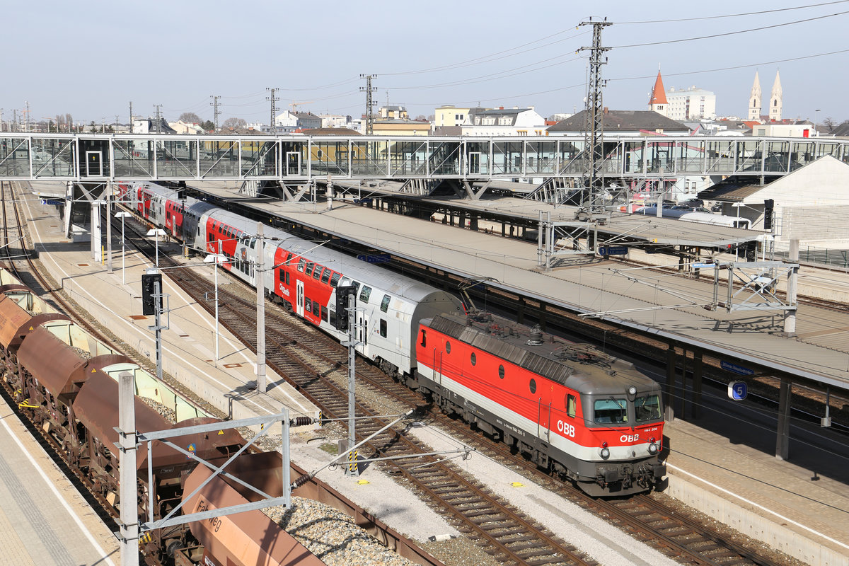 Blick über den Wr.Neustädter Hbf. mit dem Dom im Hintergrund und den ausfahrenden R-2337 mit 1144.206 am 25.3.17