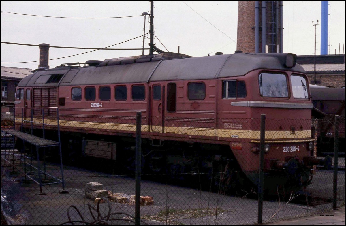 Blick über den Zaun am 21.3.1992 des BW Güsten auf die Taiga Trommel 220298 