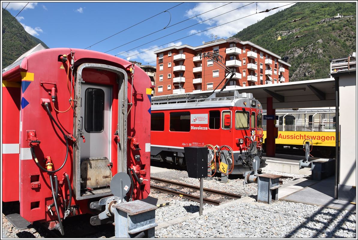 Blick über den Zaun am Endbahnhof der Ferrovie retica in Tirano. ABe 4/4 III 55  Diavolezza  ist soeben mit dem BEX973 eingetroffen. (15.08.2018)