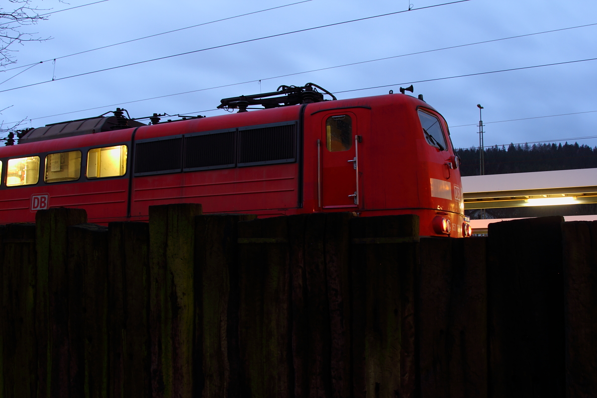 Blick über den Zaun auf die 151 126-0 DB Cargo in Pressig/ Rothenkirchen am 27.12.2016.