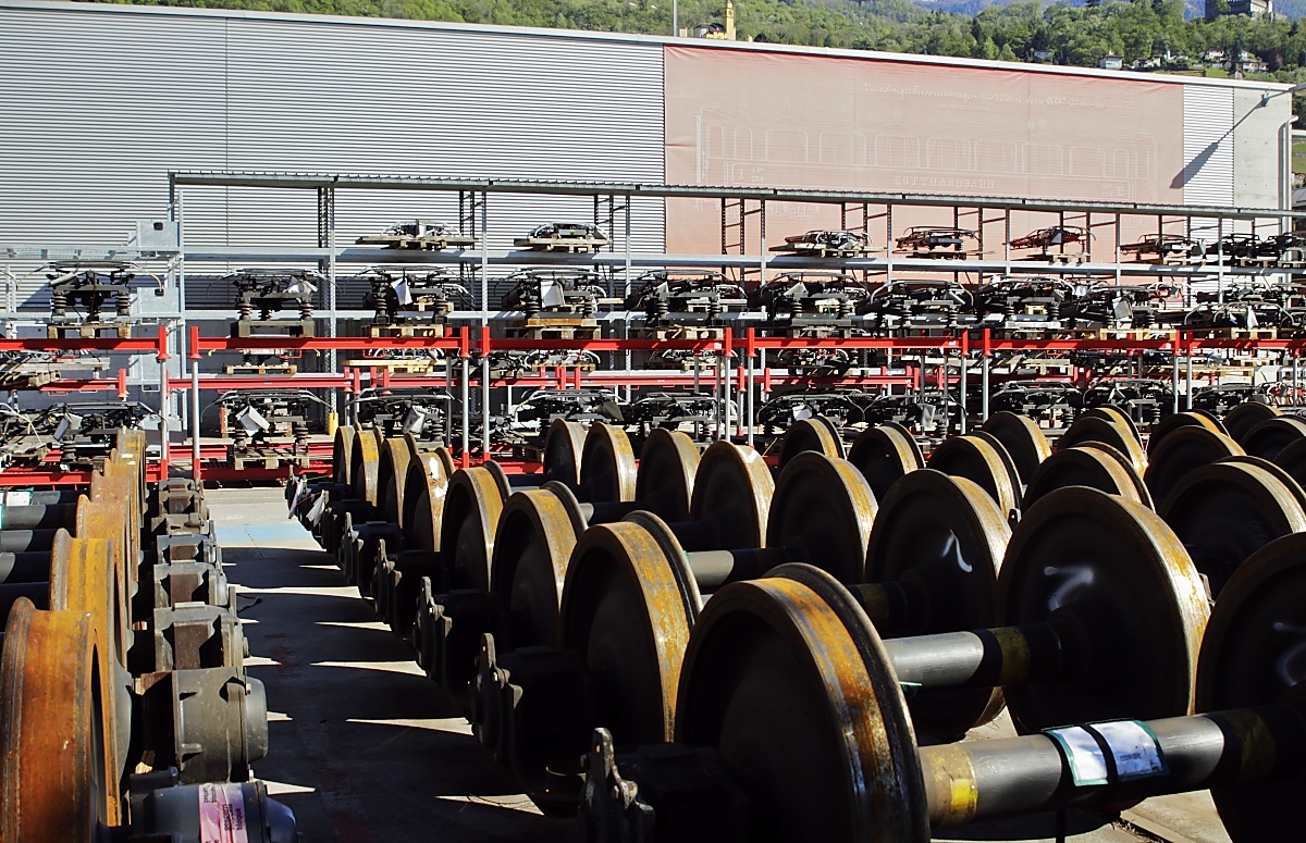 Blick über den Zaun in das Ersatzteillager der SBB-Hauptwerkstätte Bellinzona (06.05.2019)