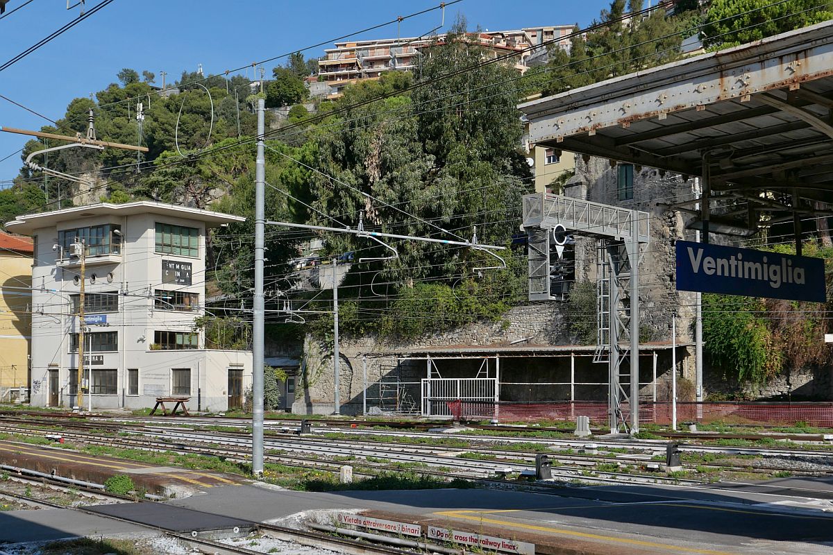 Blick über zwei Bahnsteige auf das Stellwerk im Bahnhof von Ventimiglia (19.10.2021)