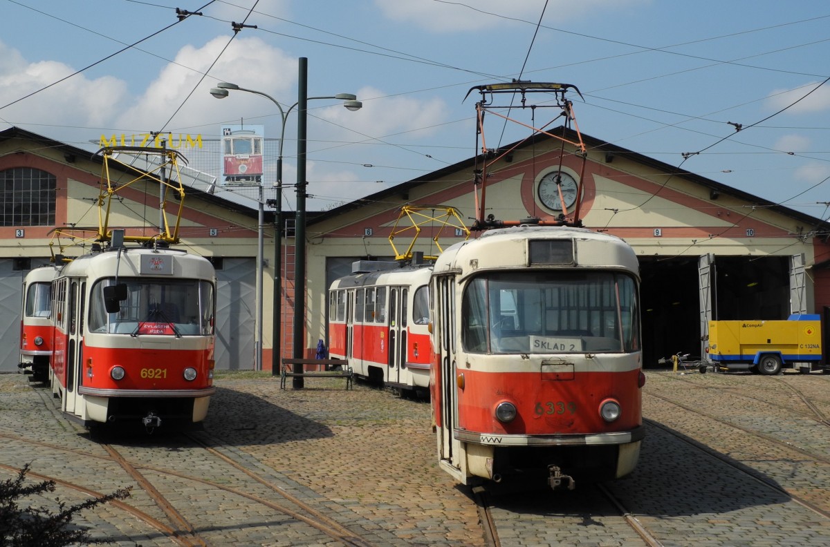 Blick über´n Zaun beim Museumsdepot Střešovice/Praha am 25.04.14