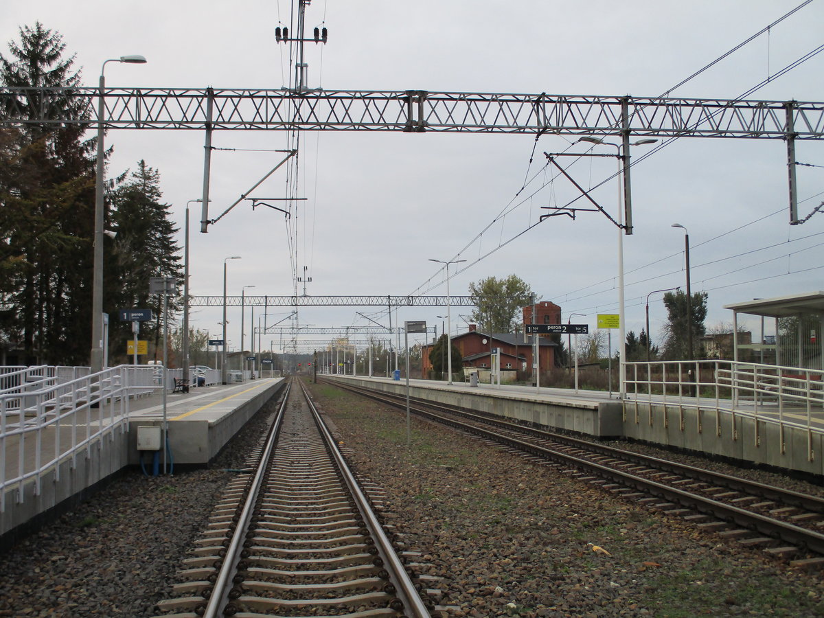Blick vom Überweg zu den Gleise 2 und 3 auf dem Bahnhof Chojna am 02.November 2019.
