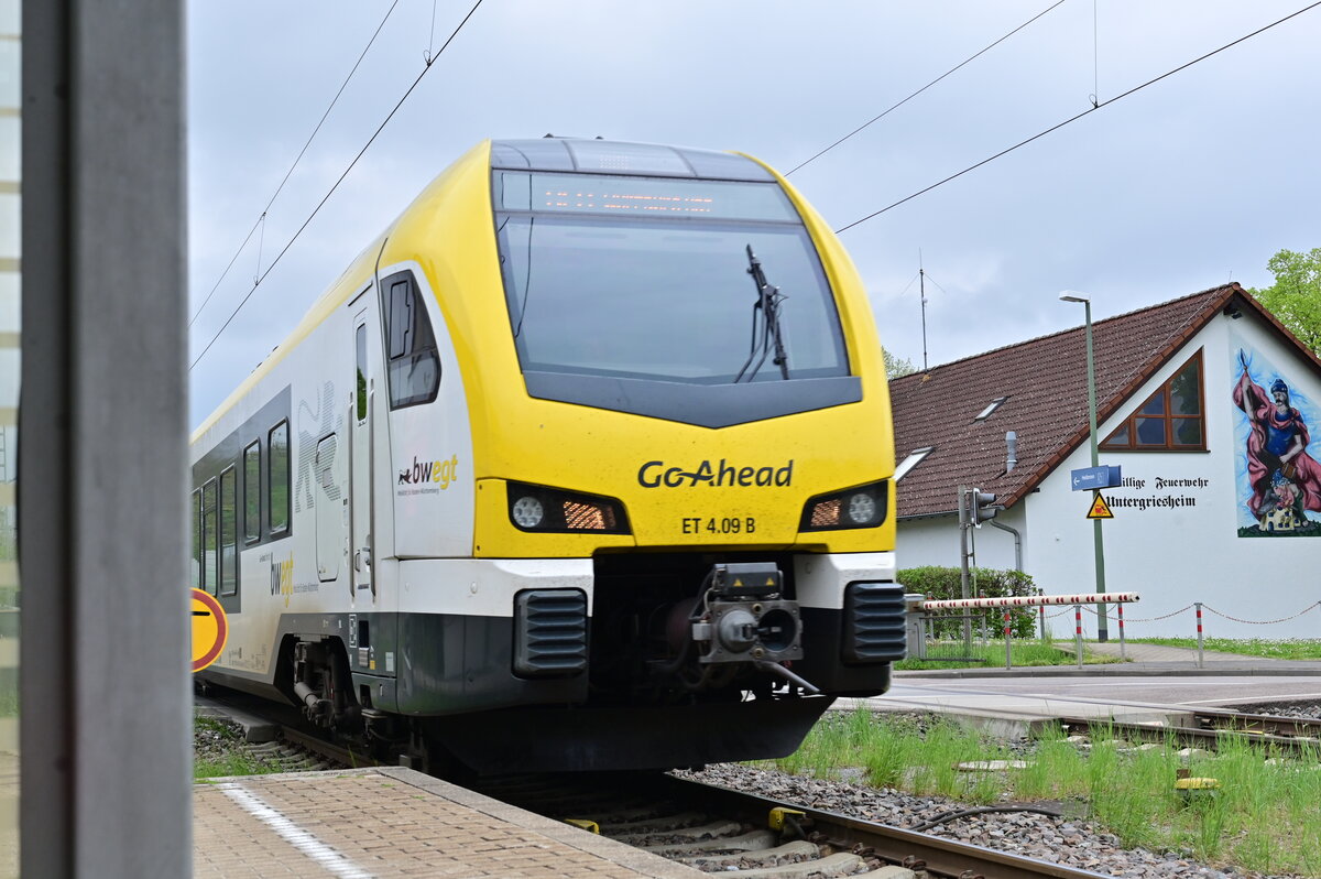 Blick ums Eck, GoAhead ET 4.09 durchfährt hier Untergriesheim als RE8 nach Würzburg Hbf am 30.4.2022