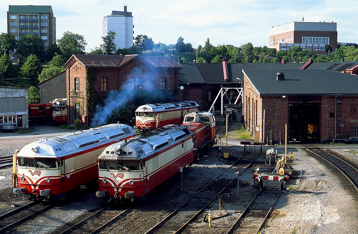 Blick in das VR-Depot Jyväskylä mit Dr13 2302 und 2337 im Vordergrund (Juni 1990)