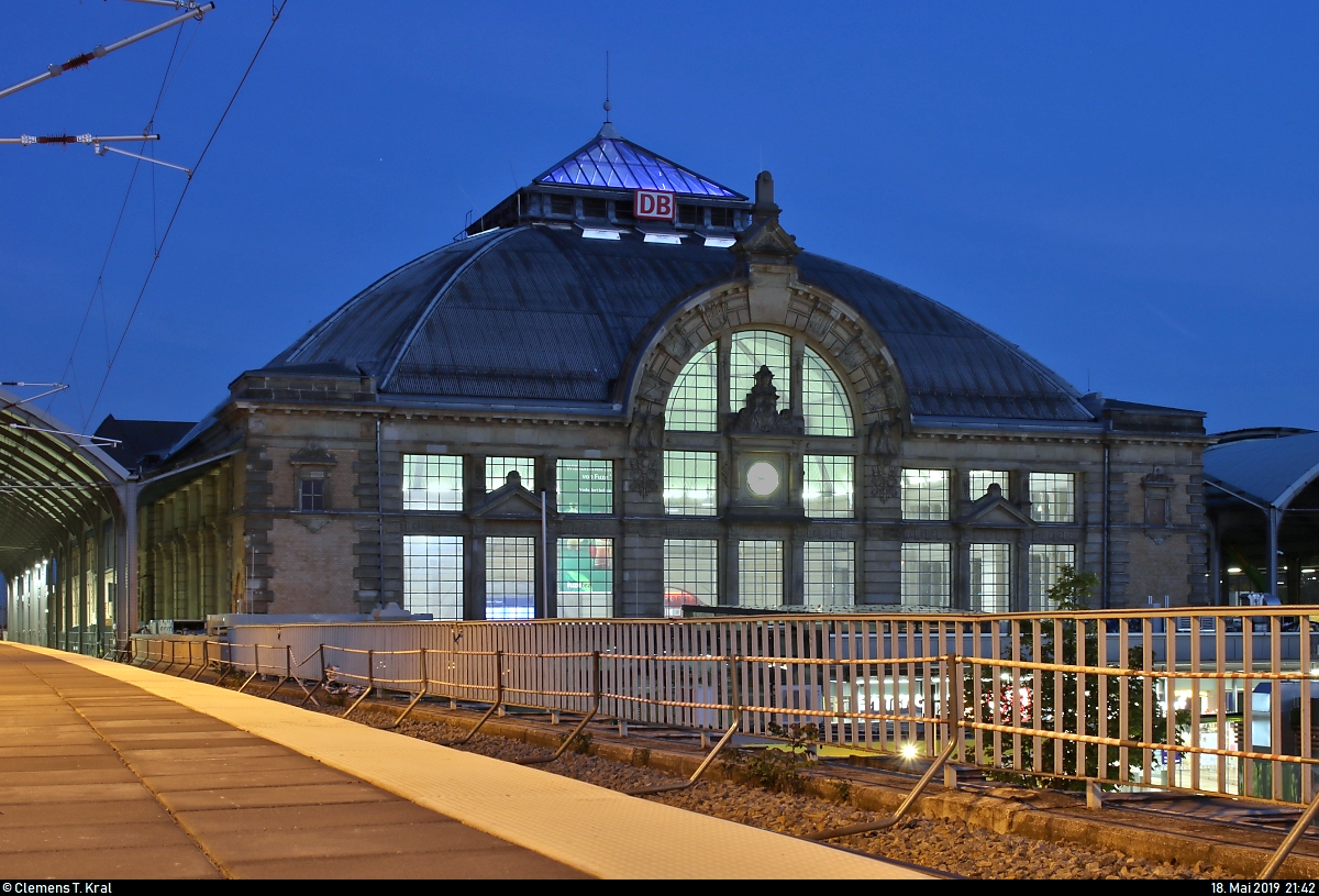 Blick während der Blauen Stunde auf das Empfangsgebäude von Halle(Saale)Hbf.
[18.5.2019 | 21:42 Uhr]