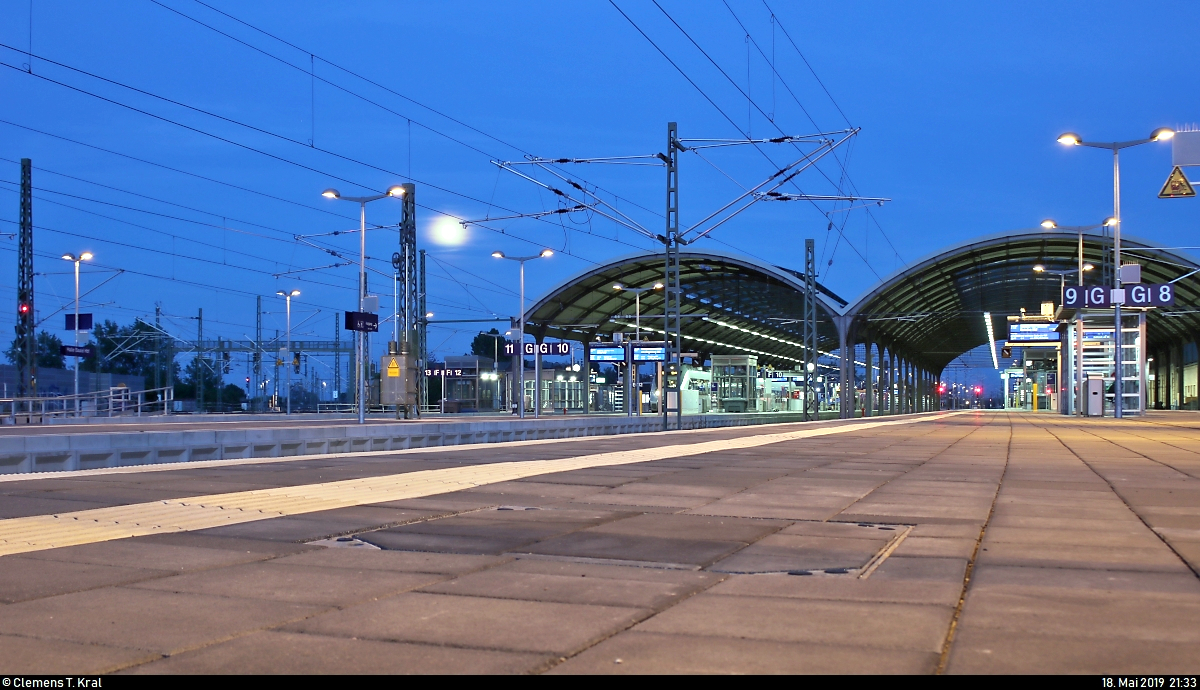 Blick während der Blauen Stunde und unter Mondlicht auf die Bahnsteige der Ostseite von Halle(Saale)Hbf samt Überdachung.
[18.5.2019 | 21:33 Uhr]