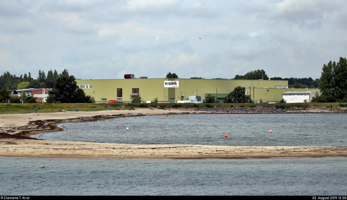 Blick während einer Hafenrundfahrt auf eine Werkshalle der Vossloh Locomotives GmbH in Kiel.
Wenige Wochen später wurde das Unternehmen an die China Railway Rolling Stock Corporation (CRRC), den größten Schienenfahrzeughersteller der Welt, verkauft.
[2.8.2019 | 12:00 Uhr]