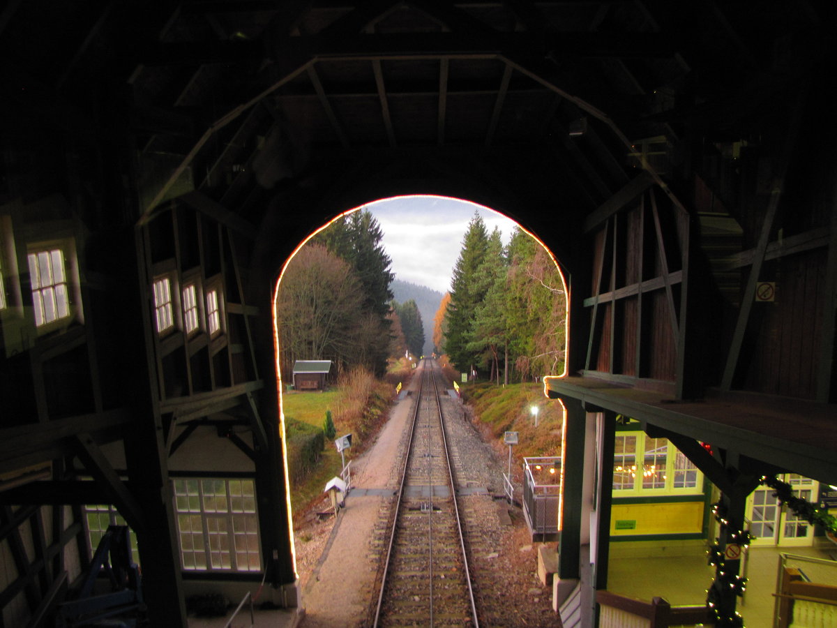 Blick vom weihnachtlich geschmückten Bahnhof Lichtenhain auf die Strecke ins Schwarzatal am 26.11.2016.