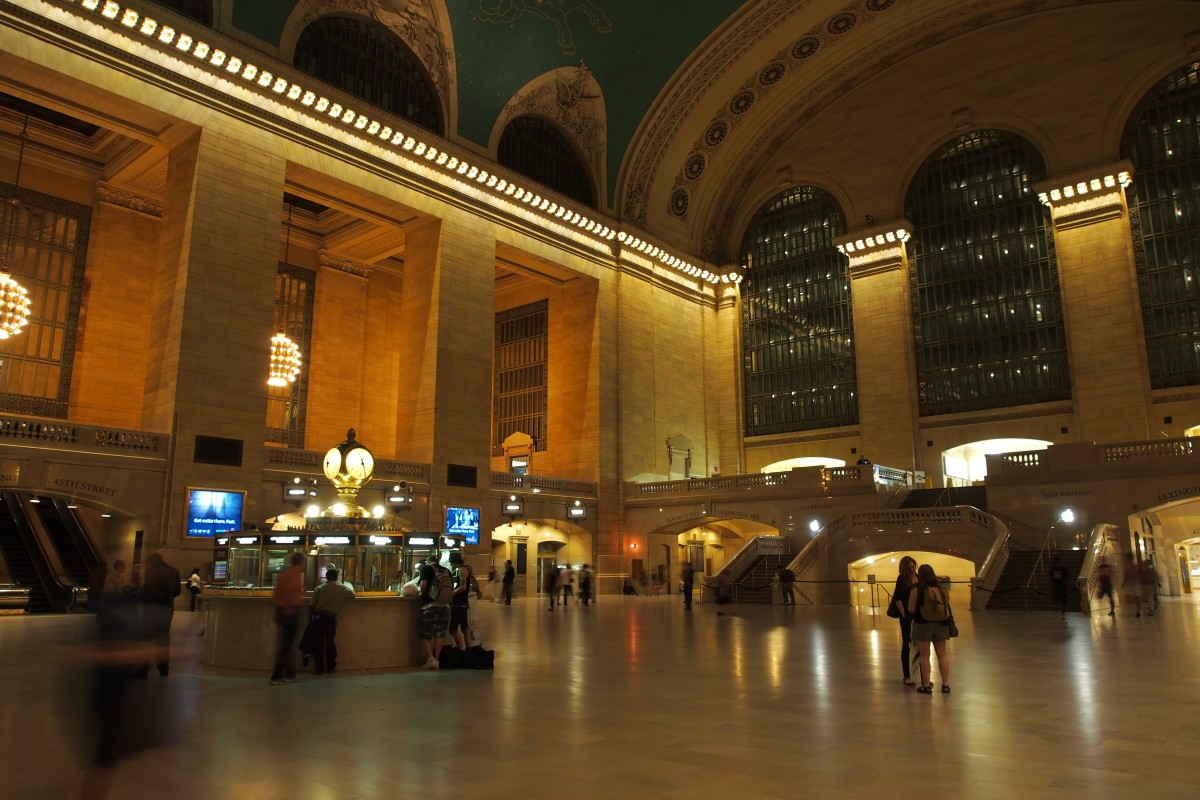 Blick in die zentrale Abfahrts- Ankunftshalle für Passagiere im Bahnhof  Grand Central Station . Links geht es auf die versch. Ebenen der Bahnsteige, geradezu zu Geschäften innerhalb des Bahnhofes und darüber hinaus auf die Straßen der Stadt.

New York City, der 18.06.2014
