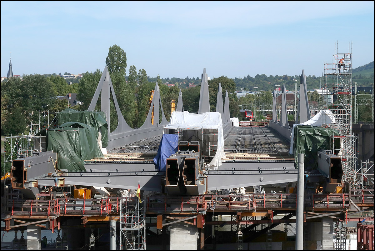Blick vom zukünftigen Tunnelportal -

... auf die neue viergleisige Neckarbrücke in Stuttgart-Bad Cannstatt. Die S-Bahn im Hintergrund quert den Neckar heute noch auf der zweiten Bahnbrücke in diesem Bereich. Später liegen die S-Bahngleise auf der im Bild linken Brückenhälfte.

11.09.2018 (M)