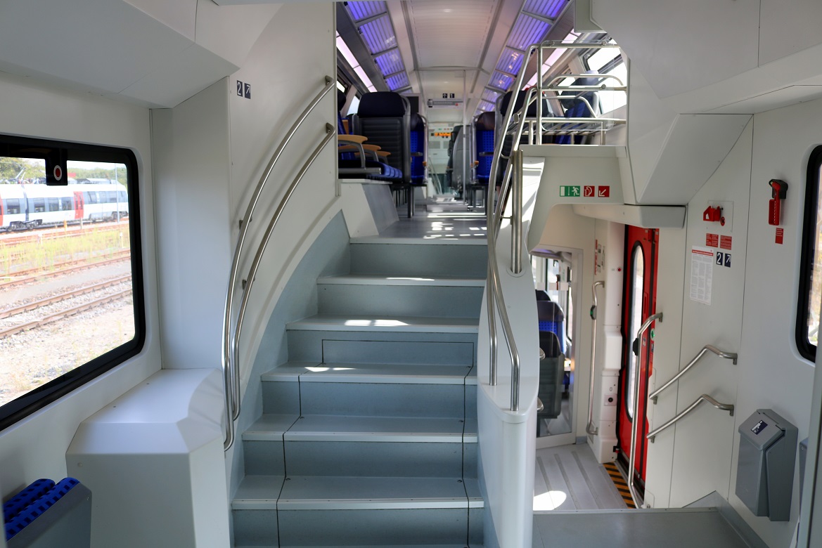 Blick zum Aufgang Richtung Oberstock in einem modernisierten, in Magdeburg beheimateten DABpbzfa 762 im Einsatz für die S-Bahn Mitteldeutschland. Aufgenommen in S 37737 (S7) an ihrem Startbahnhof Halle-Nietleben. [10.9.2017 | 13:20 Uhr]