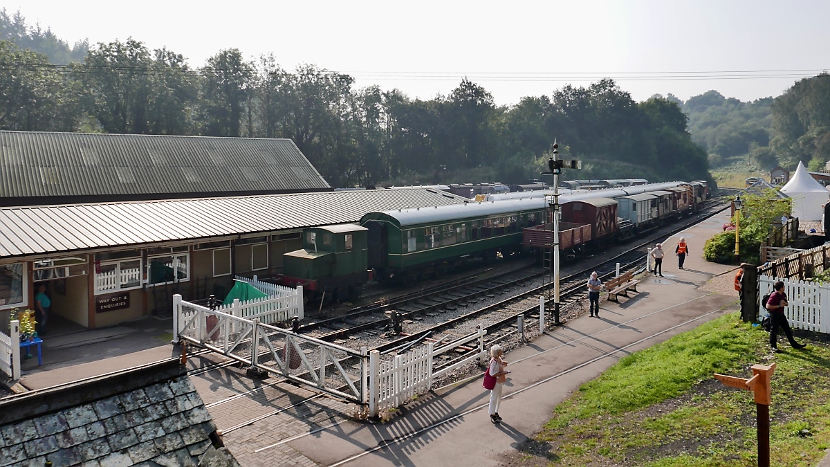 Blick zurück auf die Fahrzeugsammlung in der Norchard Low Level Station der Dean Forest Railway, 14.9.2016 