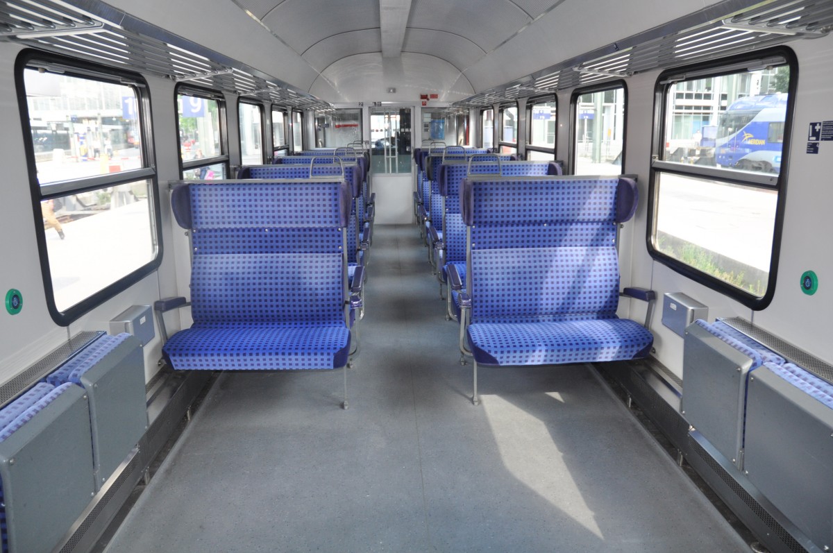 Blick zurück durch das Mittlere Sitzabteil im  Frankfurter  DBm-Design des 80-34 104 Bnrbdzf 480.1 der Südostbayernbahn. Eingereit im RE München HBF-Mühldorf im April 2014.
