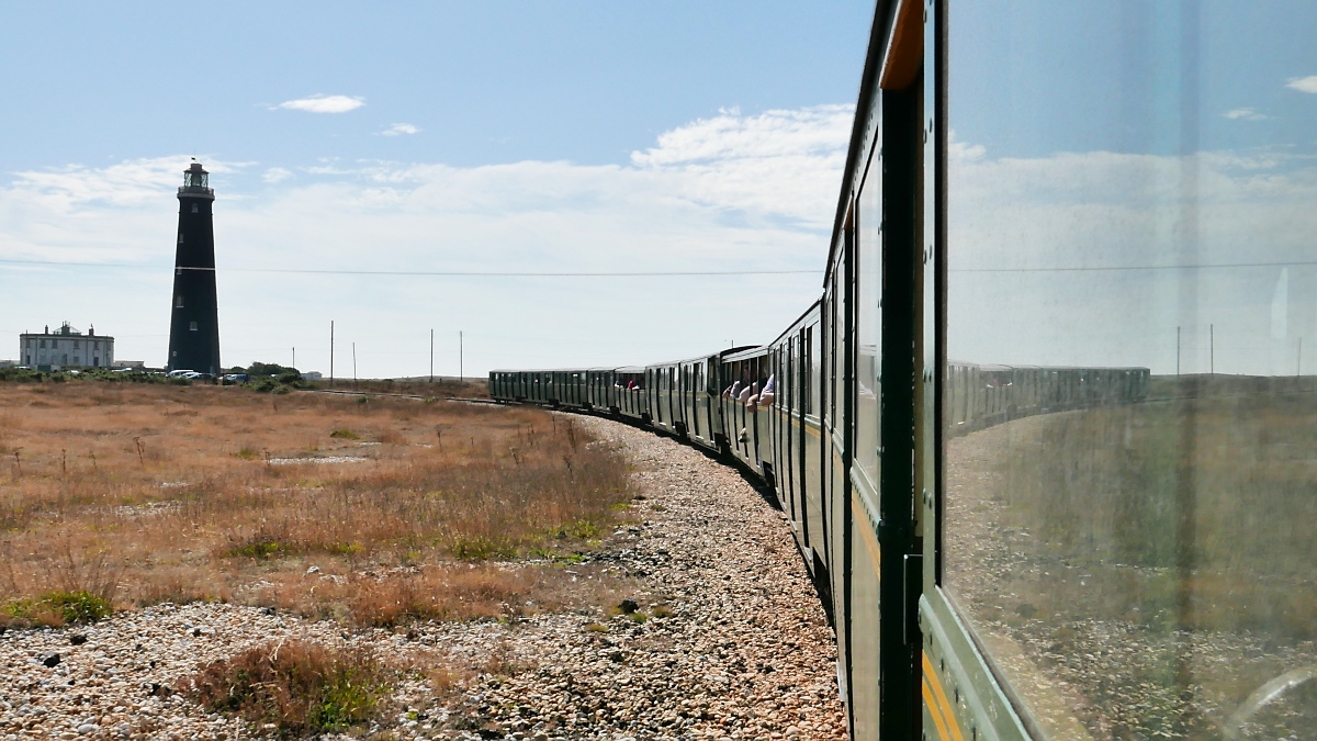 Blick zurück mit Spiegelung in den Wagen der Romney, Hythe & Dymchurch Railway und dem Leuchtturm von Dungeness, 12.9.16
