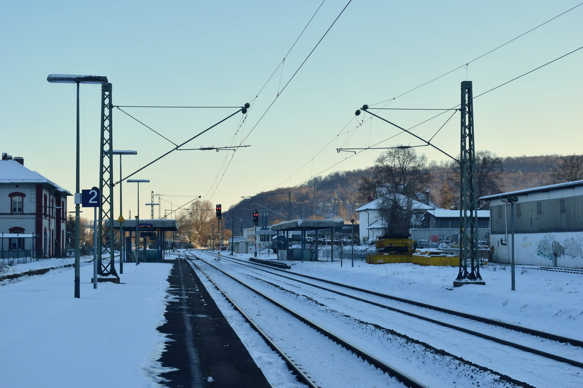 Blicke auf den Bahnhof Königshofen (Baden). Einst gesaß er 4 Bahnsteiggleise, heute ist nur noch eins übrig geblieben, das Gleis 2. Gleis 1 und Gleis 4 wurden abgebaut und Gleis 3 wird durchgefahren. Bedient wird der Bahnhof nur von der RB85, RE87 und RB89. An Wochenenden sogar nur im 2h Takt von dem RE87.

Königshofen 13.02.2021