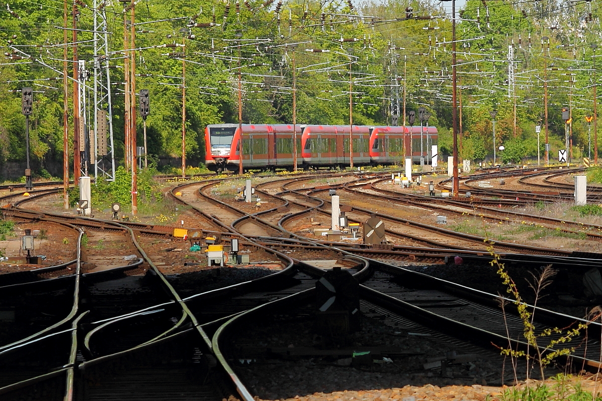 Blicke unter der Lichtenberger Brücke Richtung Friedrichsfelde Ost am 06.05.2016.
Ein Trio GTW 2/6 macht sich auf den Weg nach Berlin Gesundbrunnen, um dann als RE 5802 nach Szczecin Glowny zu fahren.
