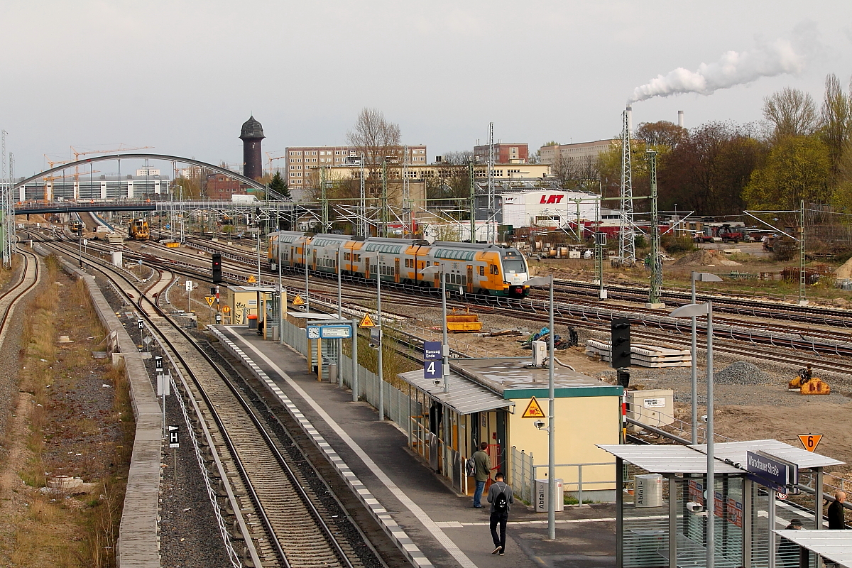 Blicke von der Warschauer Brücke am 10.04.2016.
Der Blick geht Richtung Osten, im Vordergrund die S-Bahnstation Warschauer Straße, im Hintergrund der S-Bahnhof Ostkreuz mit der neuen Ringbahnhalle und dem historischen Wasserturm.
