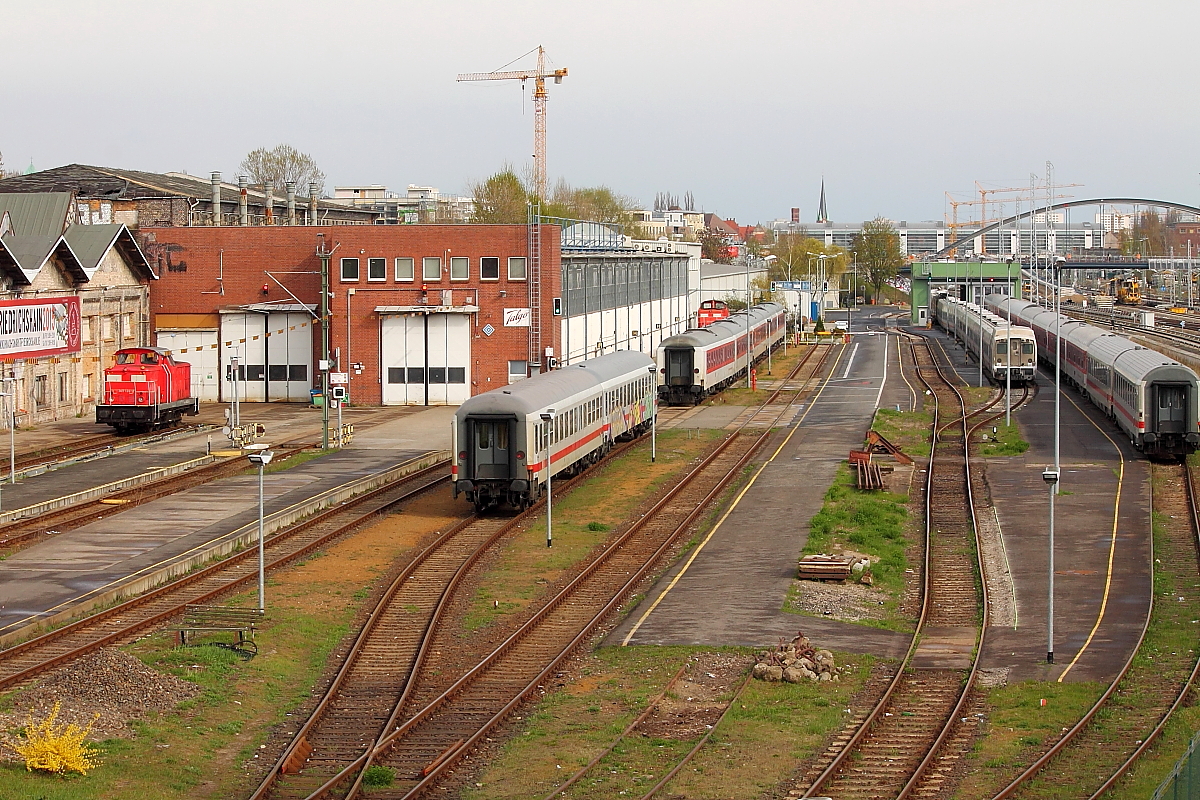 Blicke von der Warschauer Brücke am 10.04.2016.
Der Blick geht Richtung Osten, im Vordergrund ein Blick in das Talgo-Werk mit der 345 124-2, im Hintergrund der S-Bahnhof Ostkreuz mit der neuen Ringbahnhalle.
