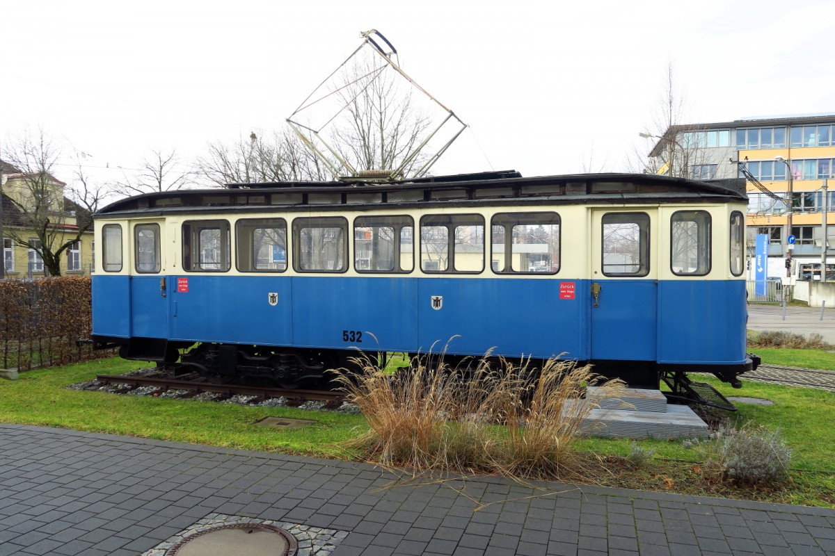 Blickfang vor der Halle des MVG Museums in München. Die traditionelle weiss blaue Bemalung der Münchner Tram. Bild am 10.01.206.