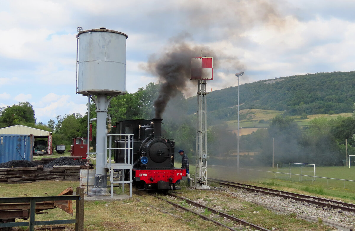Bligny-sur-Ouche - 14. Juli 2025 : CFVO Dampflok 130 T Nr 8  La Meuse  beim ausfahren des Betriebswerks.
