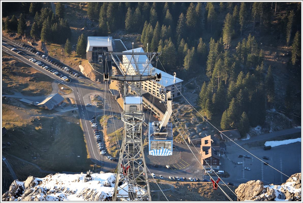 Blik vom Gipfel hinunter zur Schwägalp, wo kürzlich das alte Gasthaus durch ein neues Hotel ersetzt wurde. (02.12.2016)