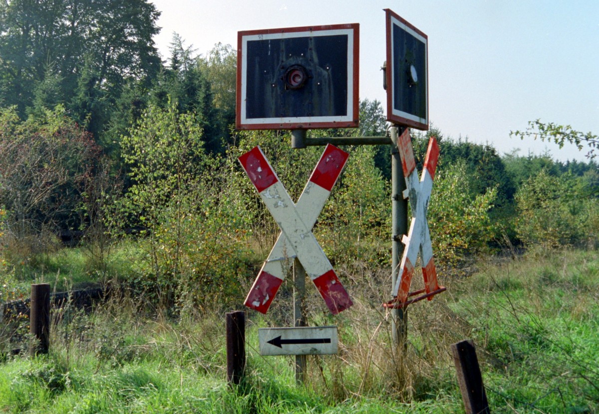 Blinklichtanlage am ehemaligen Haltepunkt Tangendorf auf der Strecke Lneburg–Buchholz (Nordheide) am 10.10.1995; der Personenverkehr endete am 26.09.1981, die Stilllegung des hier gezeigten Abschnitts (Mechtersen–Marxen) erfolgte zum 01.05.1989.