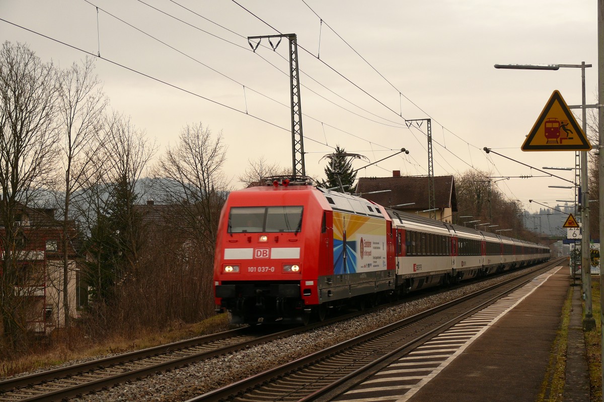 Blitz blank, 101 037 mit EC 9 nach Zürich HB in Freiburg St-Georgen. 29.1.14