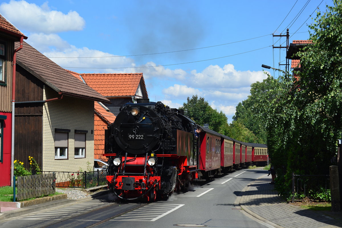 Blitze blank präsentierte sich die 99 222 mit dem P8937 in der Kirchstraße gen Hasserode.

Wernigerode 06.08.2017