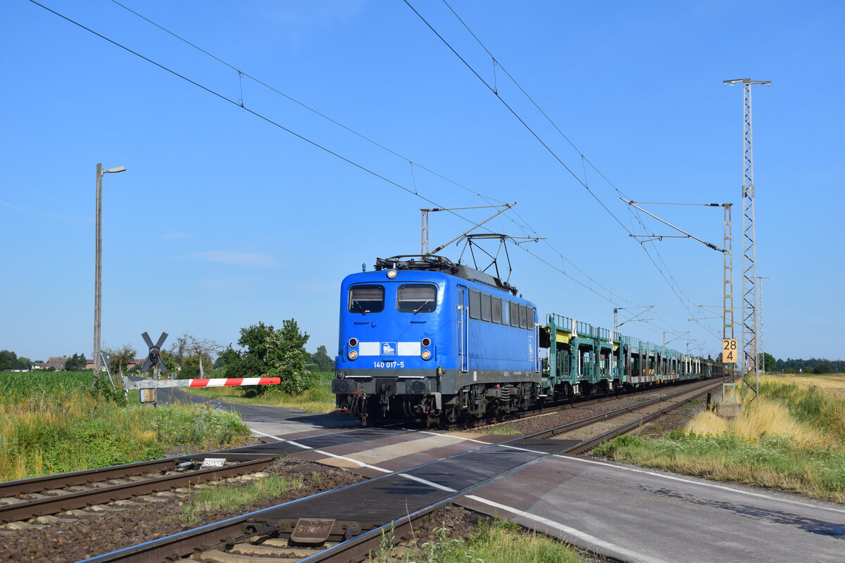 Blitzsauber kommt 140 017 mit einem leeren Autozug durch Güterglück in Richtung Dessau gefahren.

Güterglück 18.07.2023
