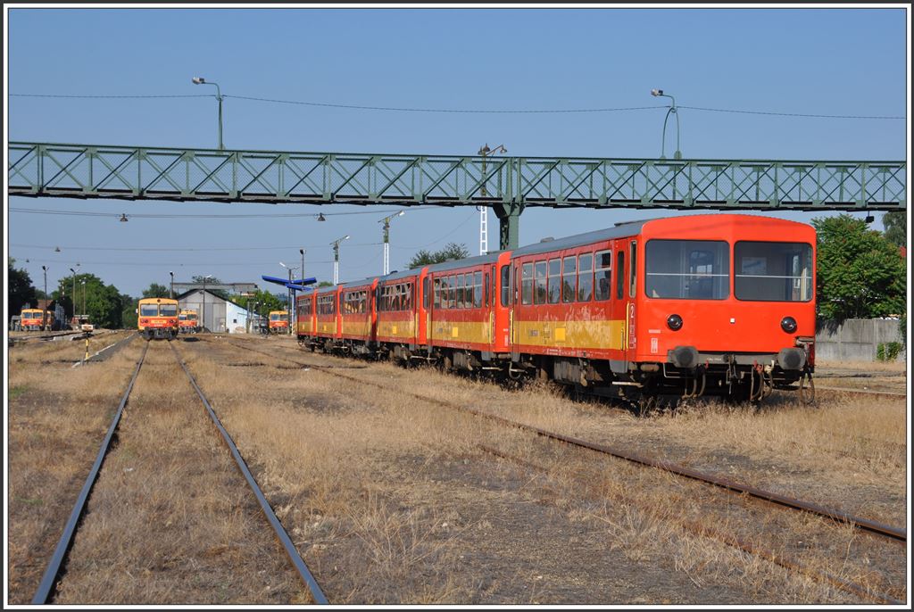 Blizblank wie neu präsentieren sich diese Wagen on Balassagyarmat. Aufnahme von einem prov, Übergang, da Passarelle wegen Malerarbeiten gesperrt war. (04.07.2015)