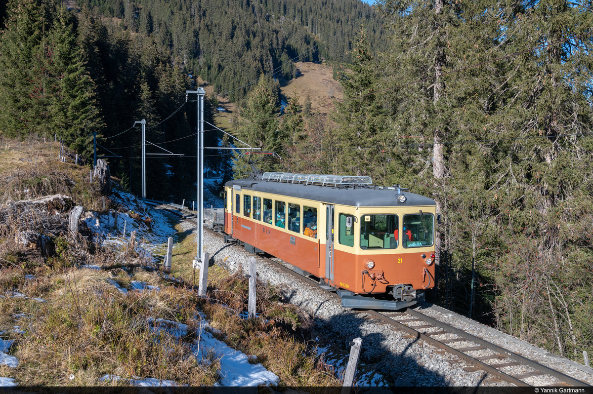 BLM BDe 4/4 Nr. 21 ist am 28.11.2020 zwischen Grütschalp und Mürren unterwegs.